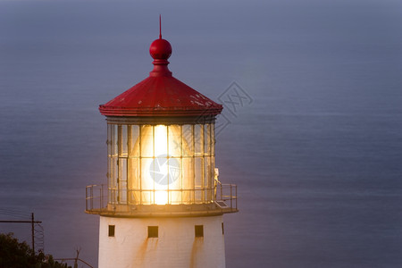 这灯塔向太平洋发出一束光亮远在数英里外图片