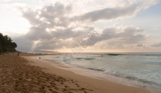 海浪冲上北美太平洋奥胡岛的沙滩背景图片