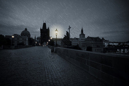 CharlesBridge下雨夜捷克布拉格图片