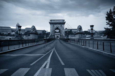 匈牙利布达佩斯黄昏的连锁桥图片