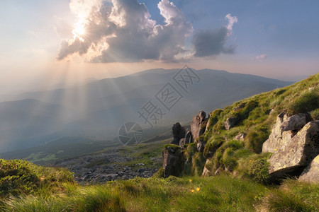 日落阴云的山丘全景图片