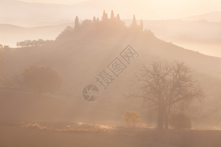 日出在农村地貌贝尔维德雷托斯卡纳意大利欧洲图片