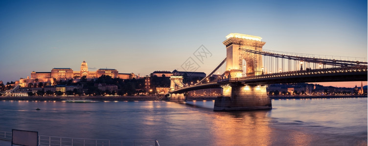 链桥和城堡的全景晚上在匈牙利布达佩斯图片
