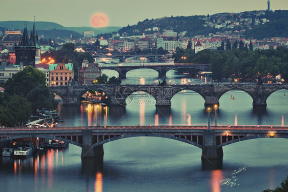 捷克布拉格市景满月图片