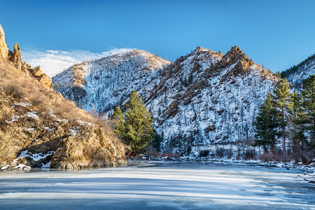 科罗拉北多州林斯堡以西罗拉多北部CachelaPoudre河峡谷冬季风景有雪和长阴影图片