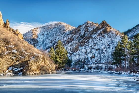 科罗拉北多州林斯堡以西罗拉多北部CachelaPoudre河峡谷冬季风景有雪和长阴影图片
