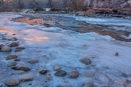 山河上冬季黄昏科罗拉多州林斯堡附近的贝尔武埃部分冻CachelaPoudre河图片