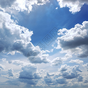 蓝色天空中美丽的云朵图片