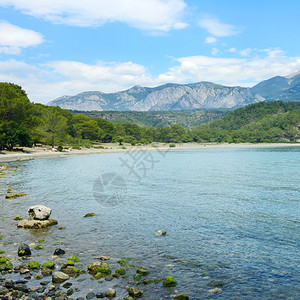 长状环礁湖和高山图片