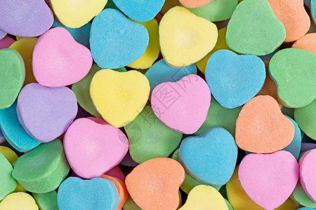 彩色的心形糖果装满了框架情人节的概念图片