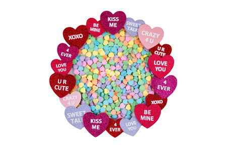 红桃圆的顶端视图里面有文字一堆心形糖果情人节的概念孤立在白背景上图片