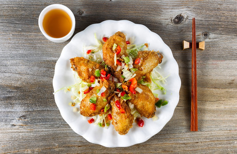白板上的亚洲式炸鸡翼顶端景象上面装有械绿色茶叶和筷子下面有铁板木图片