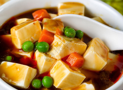 把豆腐子和胡萝卜放在汤里加匙碗图片