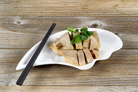靠近前视切片鸭肉在小碗里生锈的木头与筷子图片