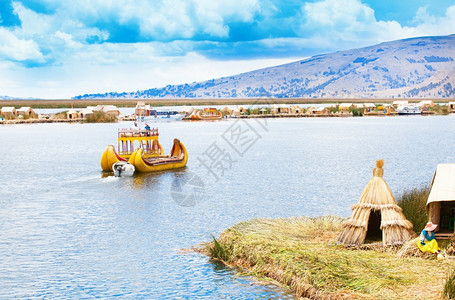 秘鲁Puno附近Titicaca湖的Totora船秘鲁xAxA图片