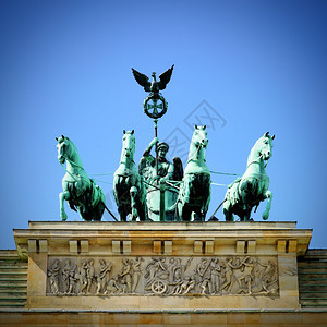 柏林勃兰登堡大门顶端的夸德里加图片