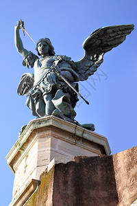 圣迈克尔雕像在罗马圣安赫洛山顶上意大利图片
