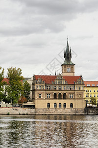 车臣布拉格Vltava河附近的旧教堂图片