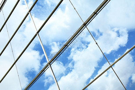 商业中心玻璃墙和天空反射可用作背景图片