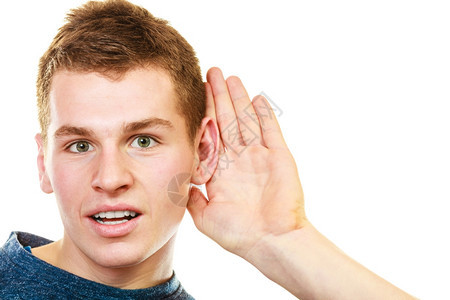 Gossip青年男子手握听耳朵在白色背景上孤立监听图片