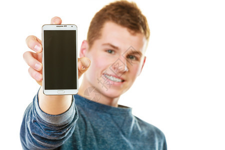 快乐的年轻人展示手机智能黑白屏幕图片