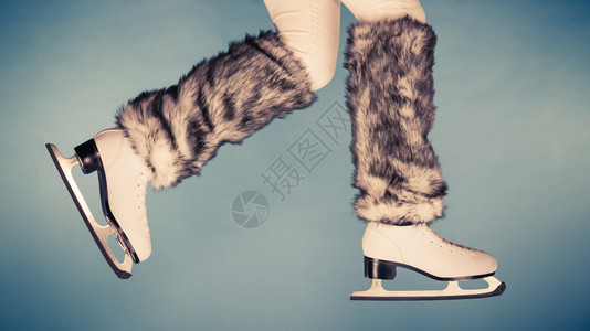 穿着滑雪鞋的女子腿穿滑雪毛皮的温暖袜子女孩准备滑冰冬季体育活动工作室拍摄蓝色图片
