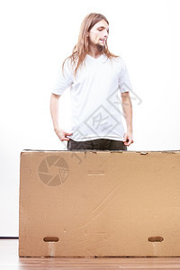 送货员拿着纸盒送货服务和概念年轻男邮递员拿着重的立方体包装箱图片