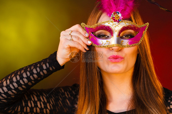 嘉年华神秘面罩的漂亮女孩人们庆祝的概念化妆舞会图片