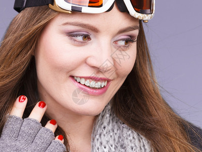 身穿滑雪女子冬季体育活动紫外线工作室的漂亮女运动员拍摄图片