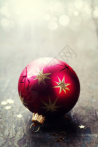 红圣诞钟敲在木背景上图片