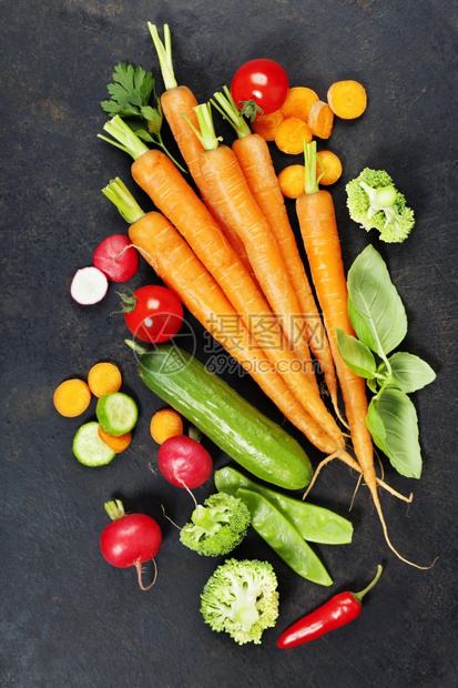深绿色背景的新鲜有机蔬菜健康食品蔬菜用花园的新鲜收获图片