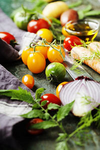 木材上的蔬菜生物健康食品草药和香料木材上的有机蔬菜烹饪健康饮食或蔬菜概念图片