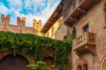 意大利维罗纳密欧和朱丽叶之家的Patio和阳台图片