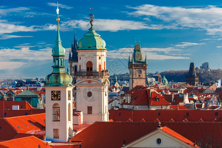 在布拉格老城上空用教堂的圆顶老市政厅的贝尔塔捷克波德塔的钟楼和教堂空中观察图片