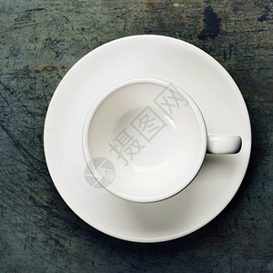 碟子上空咖啡杯的垂直视图图片