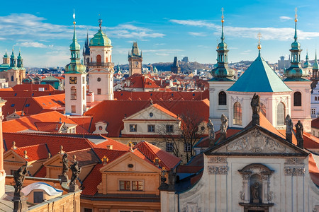 在布拉格老城上空用教堂的圆顶老市政厅的贝尔塔捷克波德塔的钟楼和教堂空中观察图片