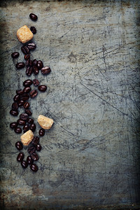 咖啡杯以古代背景为的豆子图片
