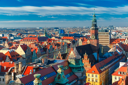 波兰Wroclaw的StMaryMagdalene教堂StareMiasto与市场广和旧政厅的空中视图图片