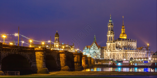 圣三一教德累斯顿大堂aHofkircheKathedraleSanctisimaTrinitatis和奥古斯都大桥夜间在德国萨克图片
