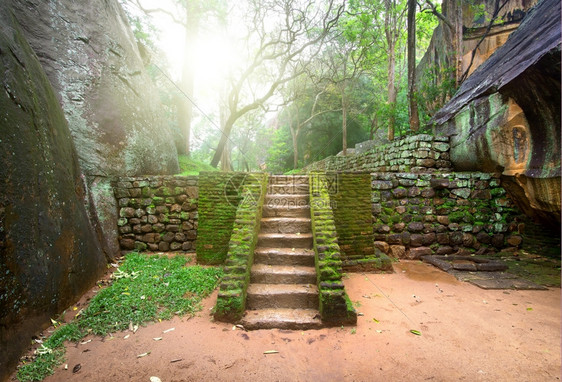 古老的楼梯覆盖着斯里兰卡Sigiriya河上的摩擦图片