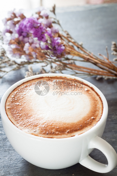 咖啡杯有美丽的紫花股票照片图片