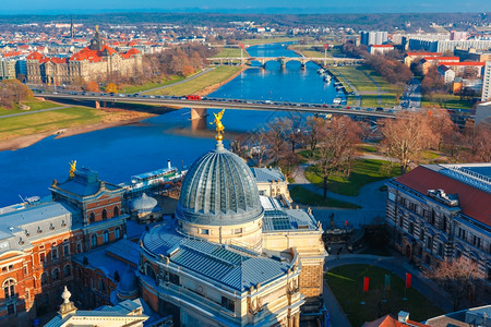 德国萨克森累斯顿市美术学院或LemonSqueezer的Elbe河桥梁和玻璃圆顶的空中观察图片