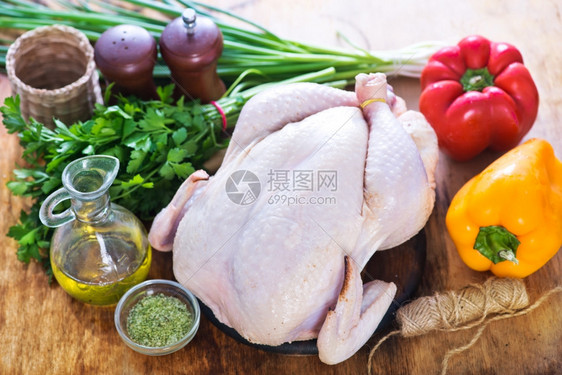 餐桌上的生鸡和蔬菜图片