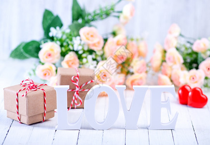 情人节和白天的概念带有礼物盒和情书图片