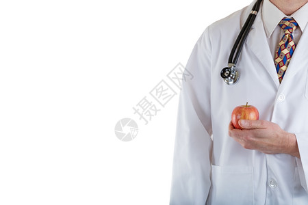 在白色背景上穿有听诊器的夹克医生手握苹果部分前视线图片