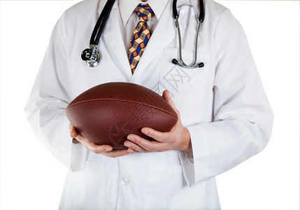 近前视镜医生拿着足球手握白色背景的足球图片