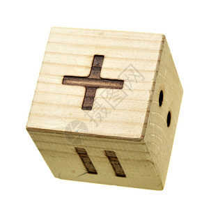 白砖裙房加号白背景上隔开数字的木制区块背景