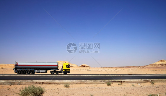 沙漠车A公路上的大型油轮卡车驾驶图片