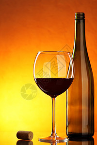 桌上有玻璃和一瓶红葡萄酒的死活图片