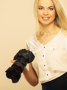 摄影女师拍图片有吸引力的金发美女用照相机拍图片
